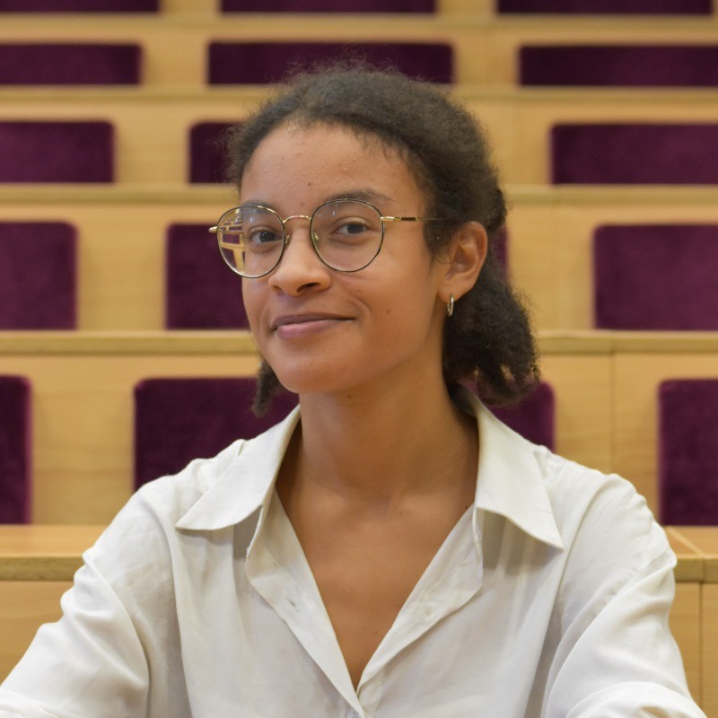 Portrait de Marie Yameogo, étudiante en Master Stratégies Numériques de Communication, 2025 – 2026
