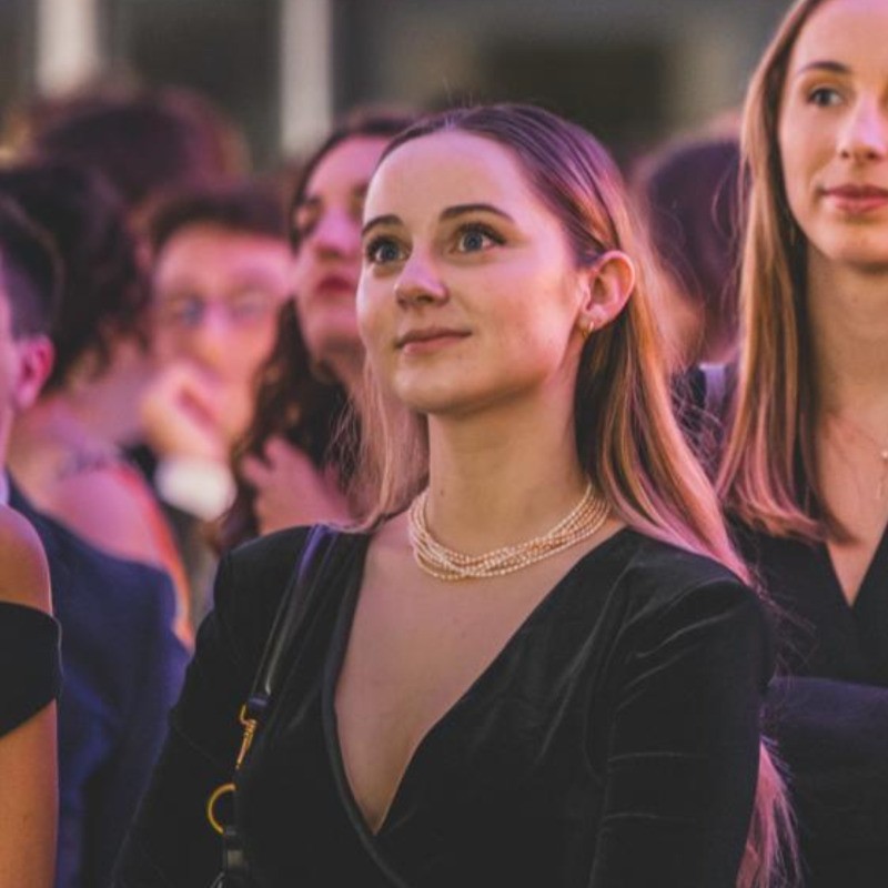 Portrait d'Elina Vinour, étudiante en Master Stratégies Numériques de Communication, 2025 – 2026